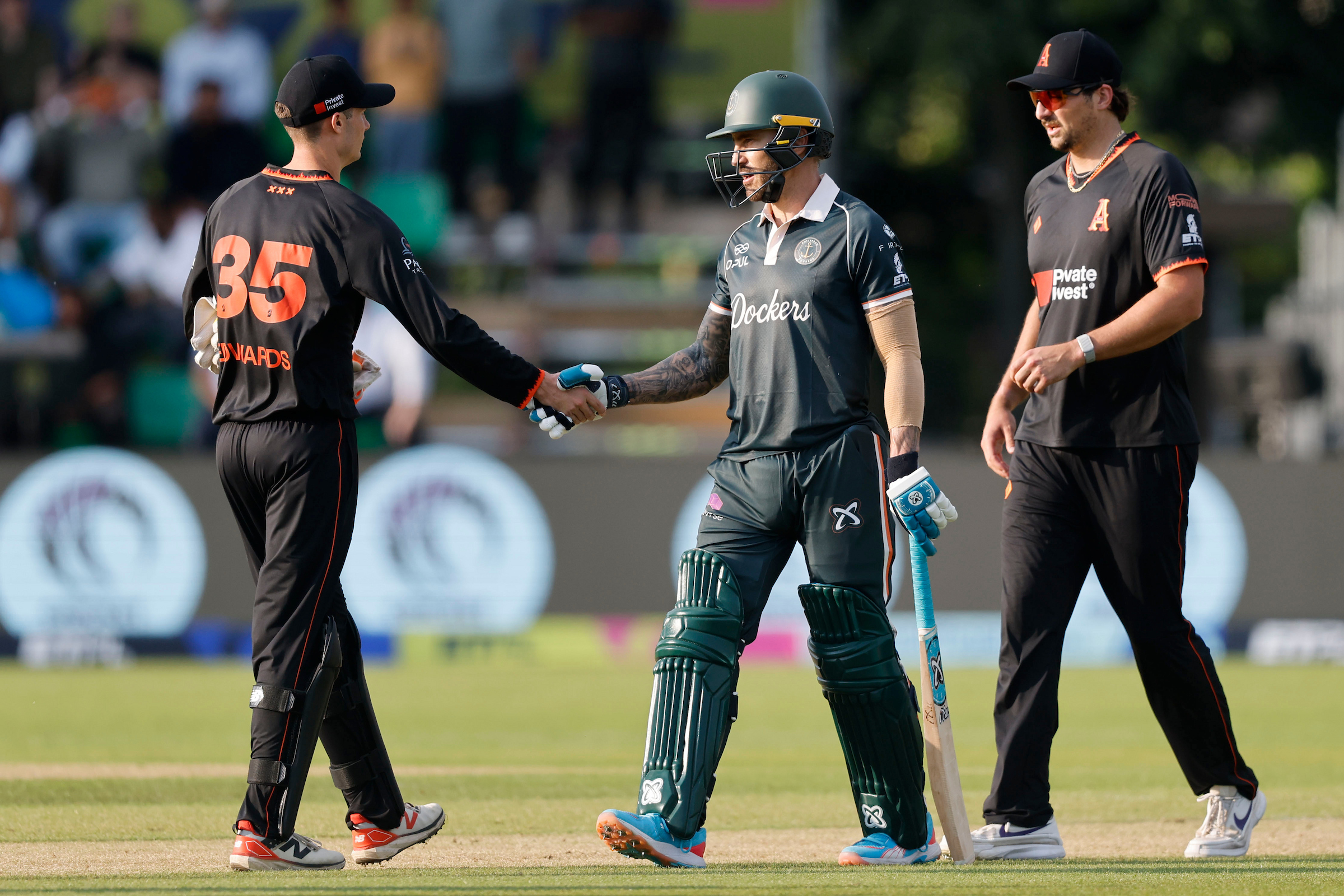 Team captains Scott Edwards and Faf du Plessis shake hands after the inaugural ETPL match, won by Rotterdam Dockers.